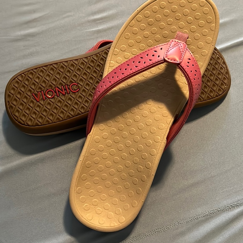 Rose Vionic flip flop in size 9